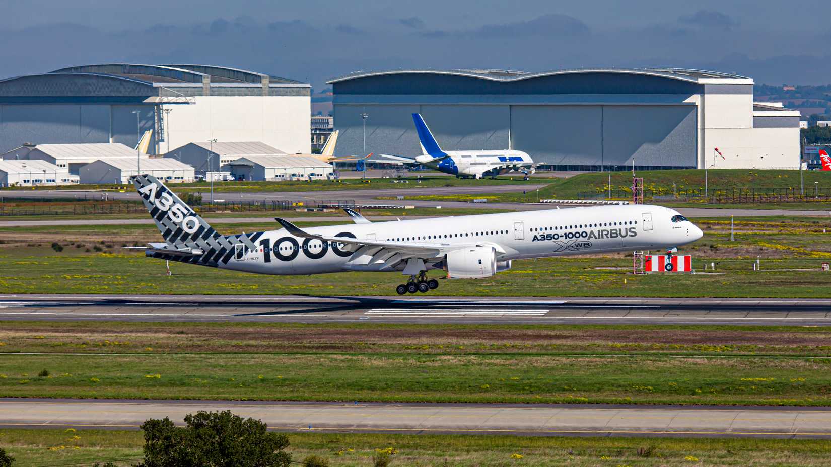 Why The Airbus A350-1000’s Main Landing Gear Needs 12 Tires