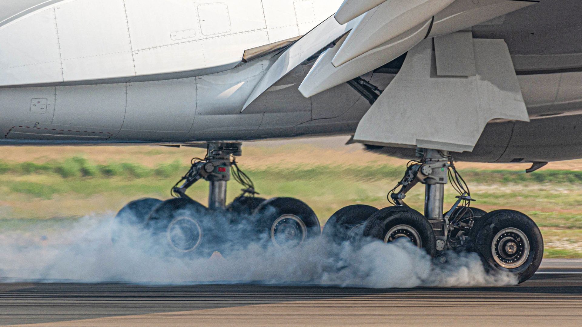 Why The Airbus A350-900’s Main Landing Gear Has Fewer Tires Than The A350-1000
