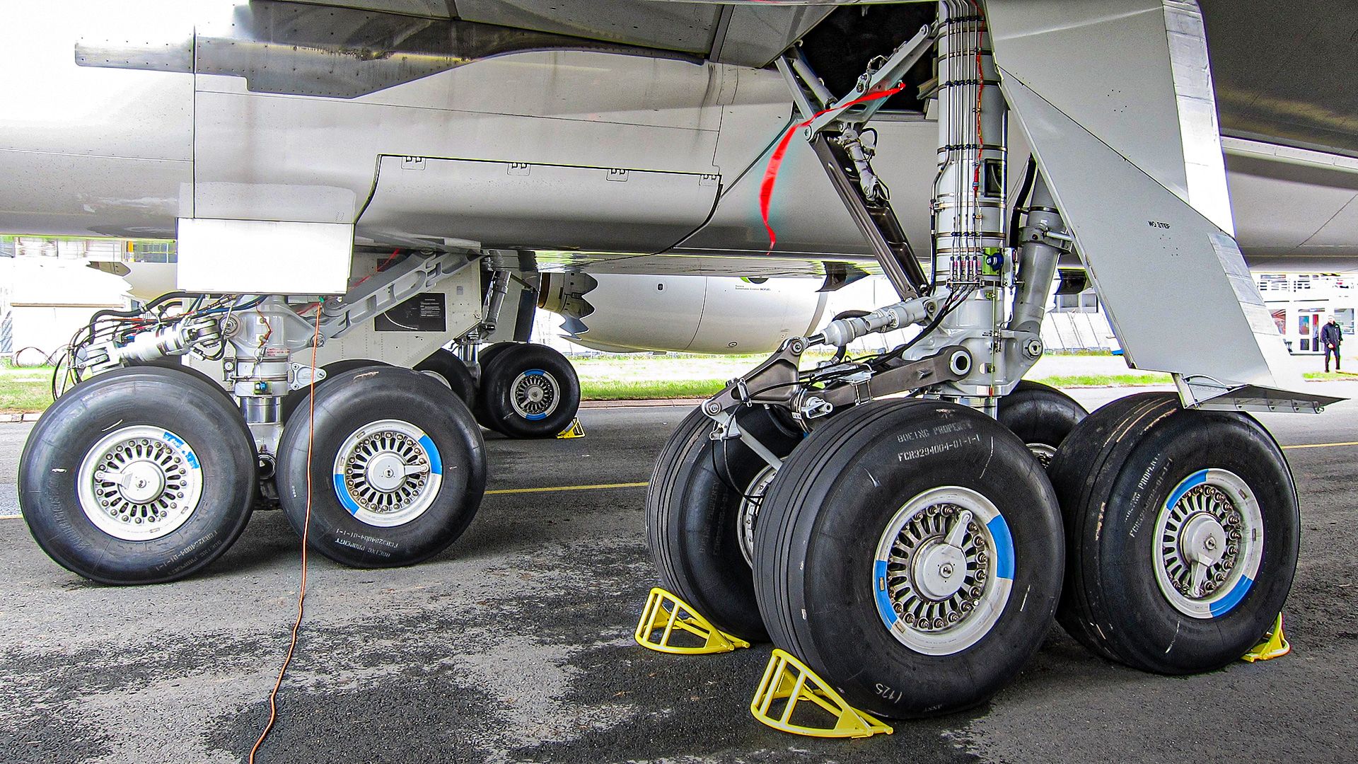 【ラングラ】 Why The Boeing 747-8's Main Landing Gear Needs 16 Tires