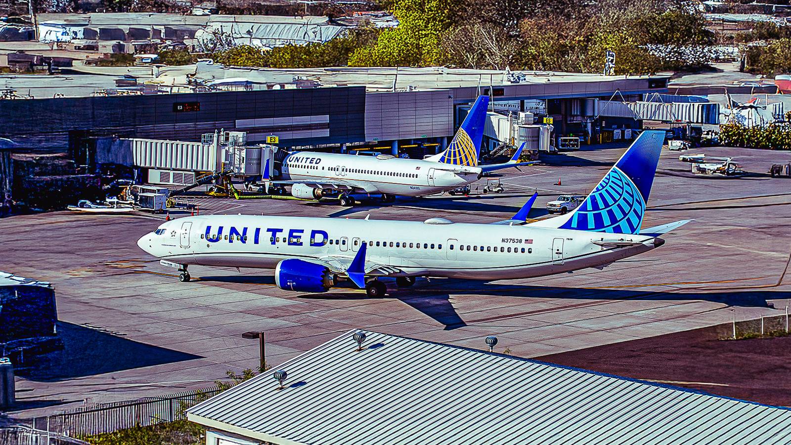 Flight Attendant Attack & Cockpit Breach Attempt: Newark United Airlines Passenger Detained