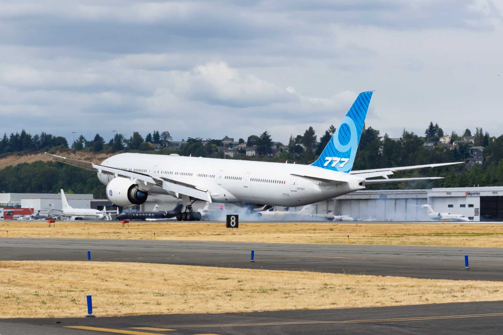 Boeing 777X landing