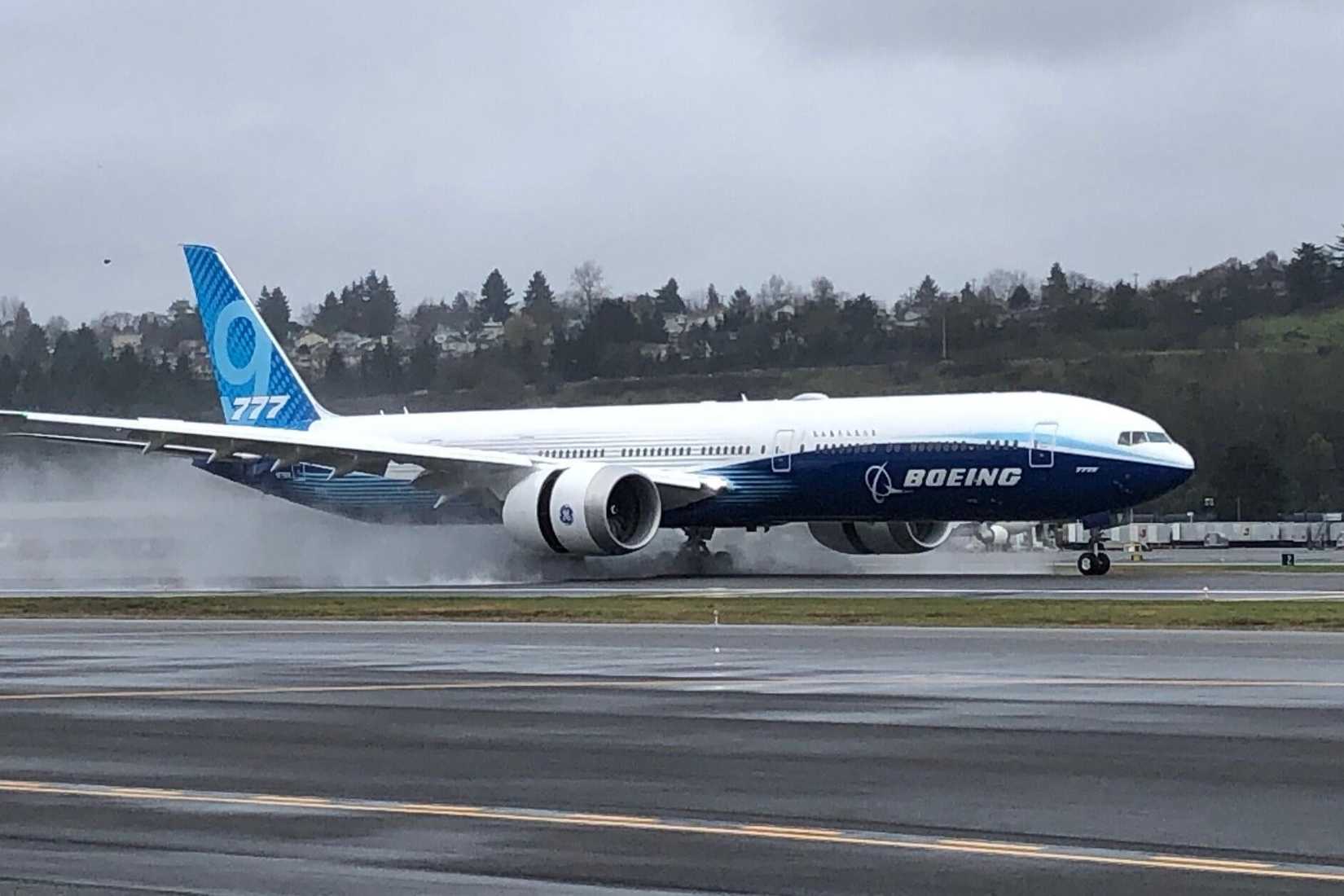 Boeing 777X wet landing