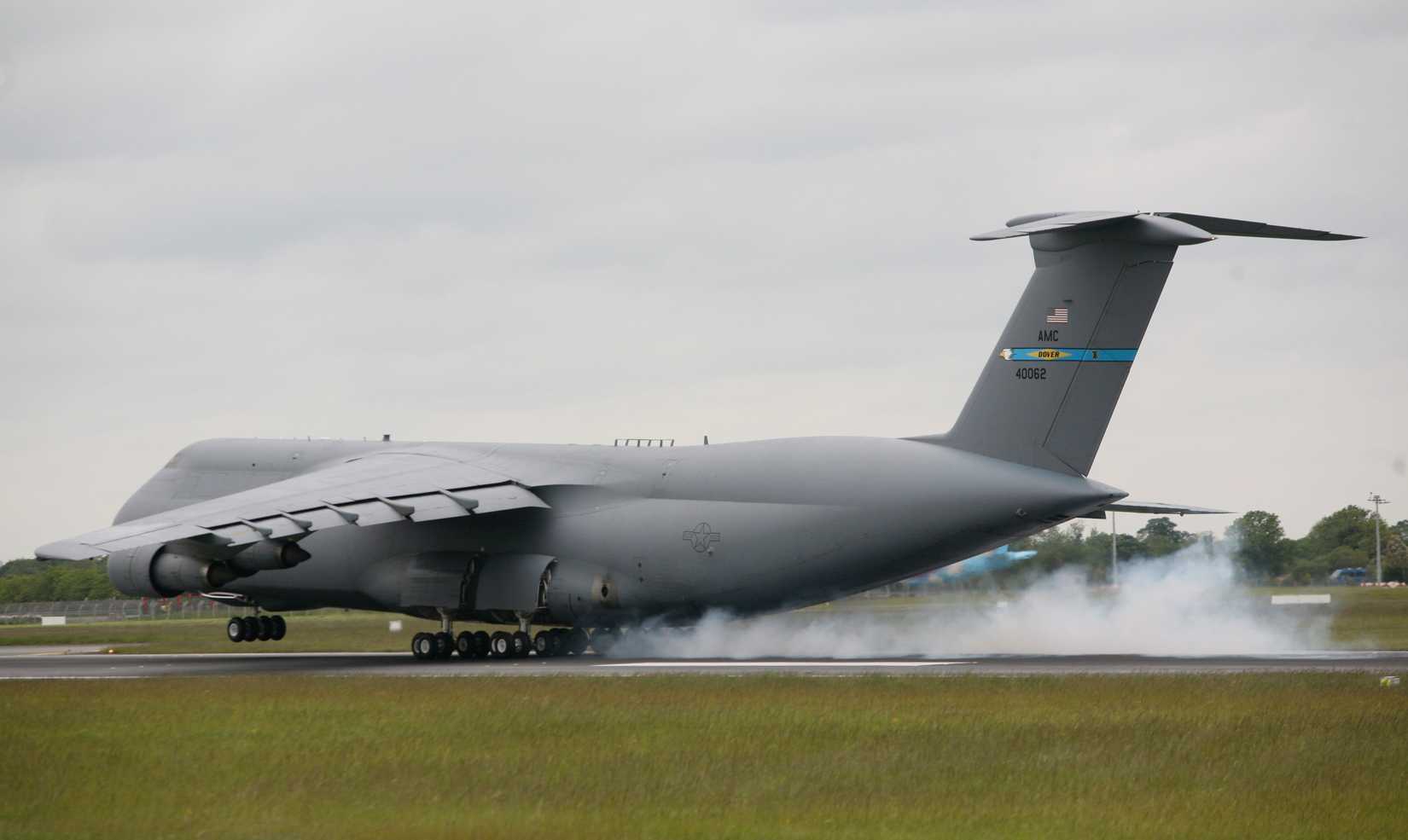 840062_US_AIR_FORCE_C5_Galaxy_LANDING_RUNWAY_2_8_DUBLIN__reach_291__-_Flickr_-_D464-Darren_Hall