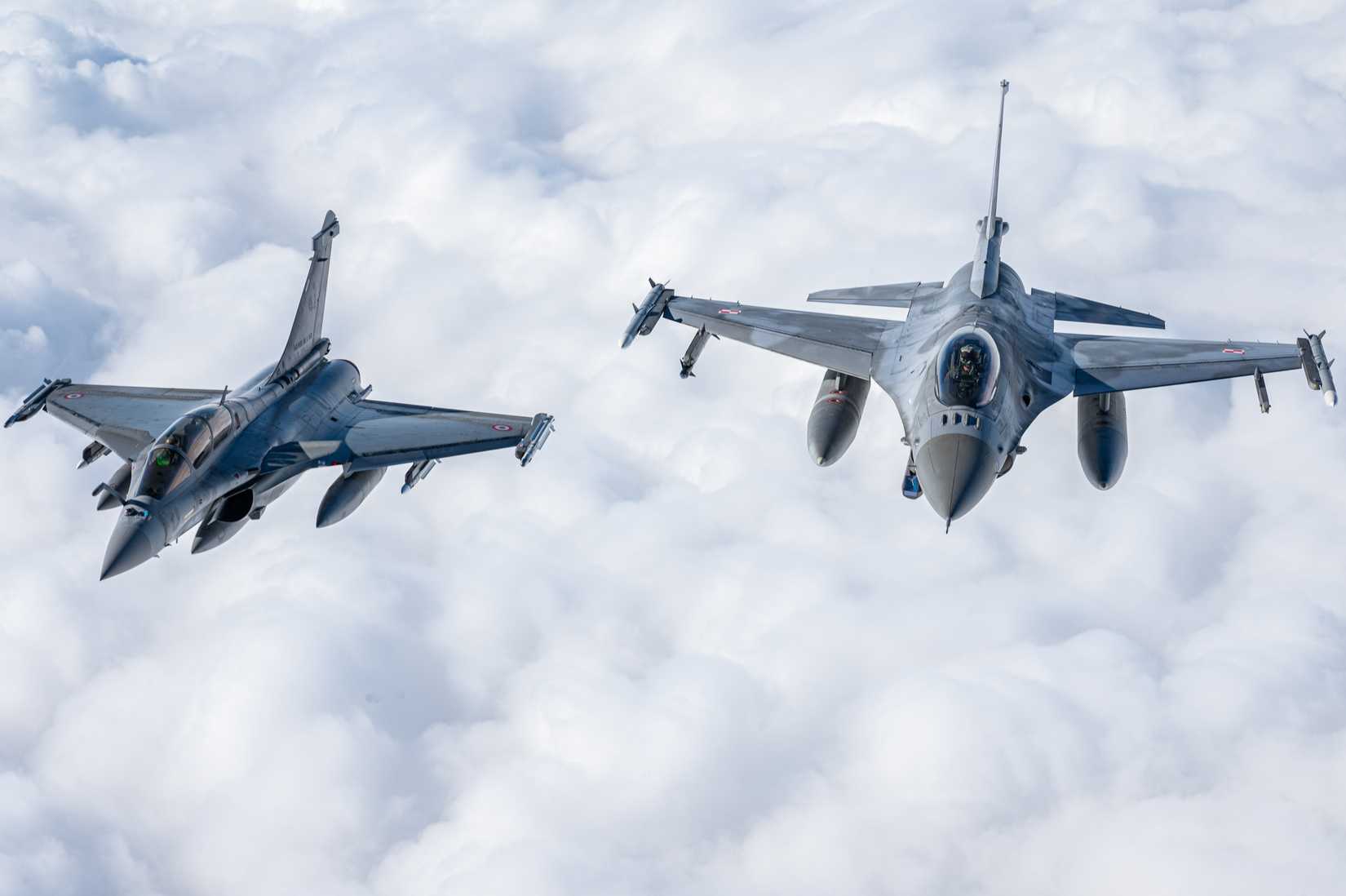 A French Rafale and a Polish F-16C block 52+ Fighting Falcons from the 32nd Tactical Air Base, Poland, fly in formation.