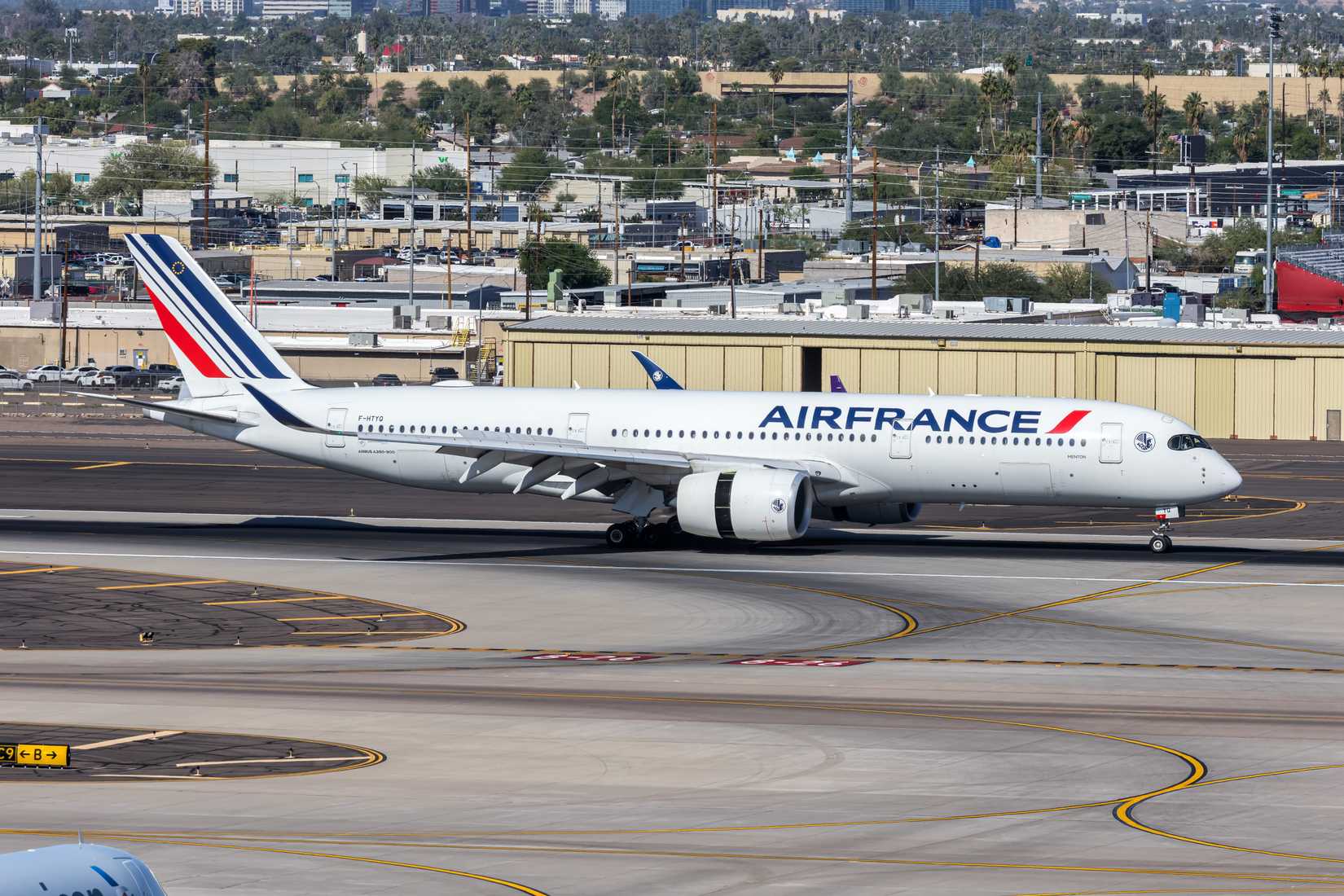 Air France Airbus A350-900 slowing down after landing using reverse thrusters