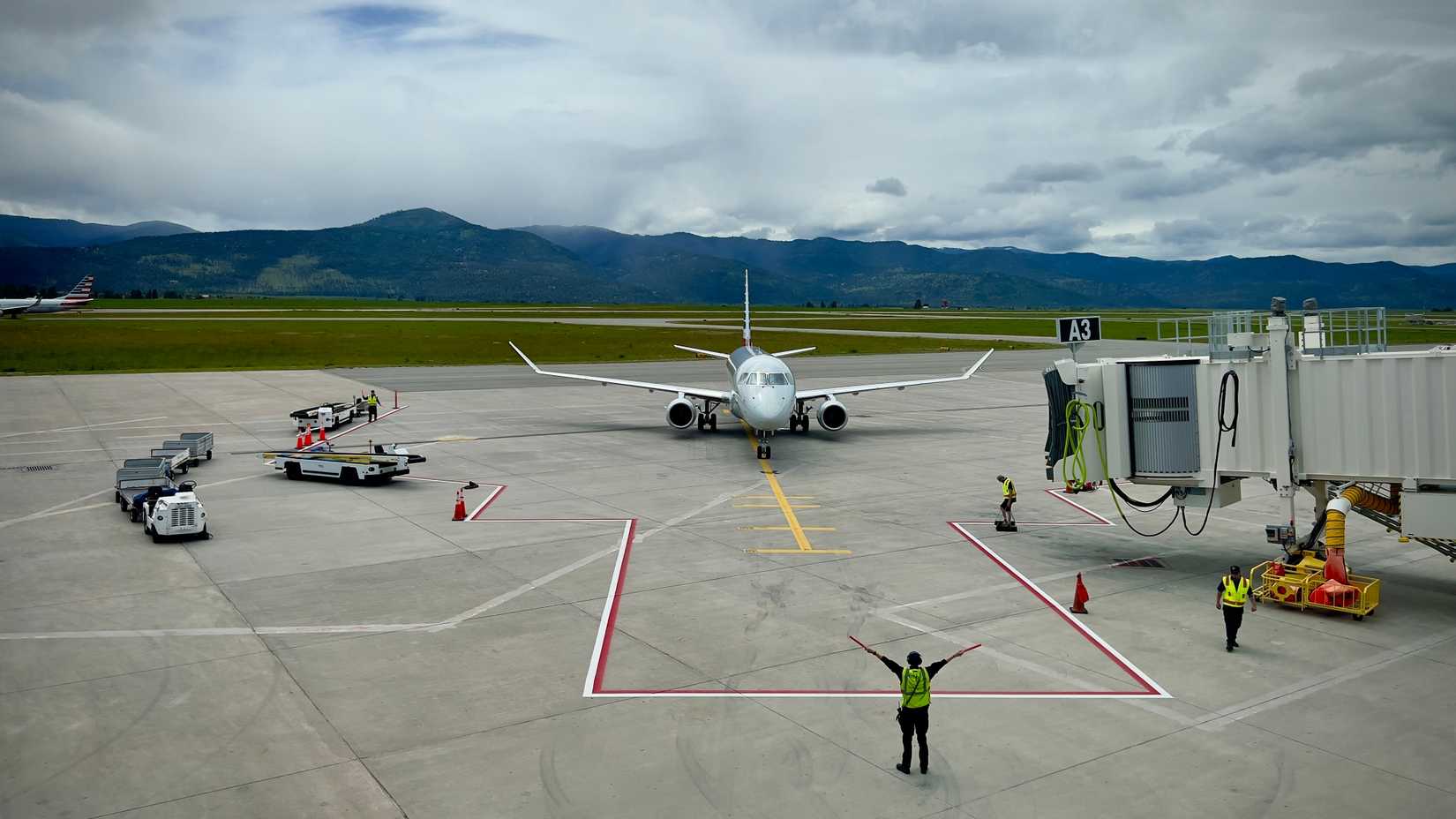 American Airlines Embraer E175 at the gate