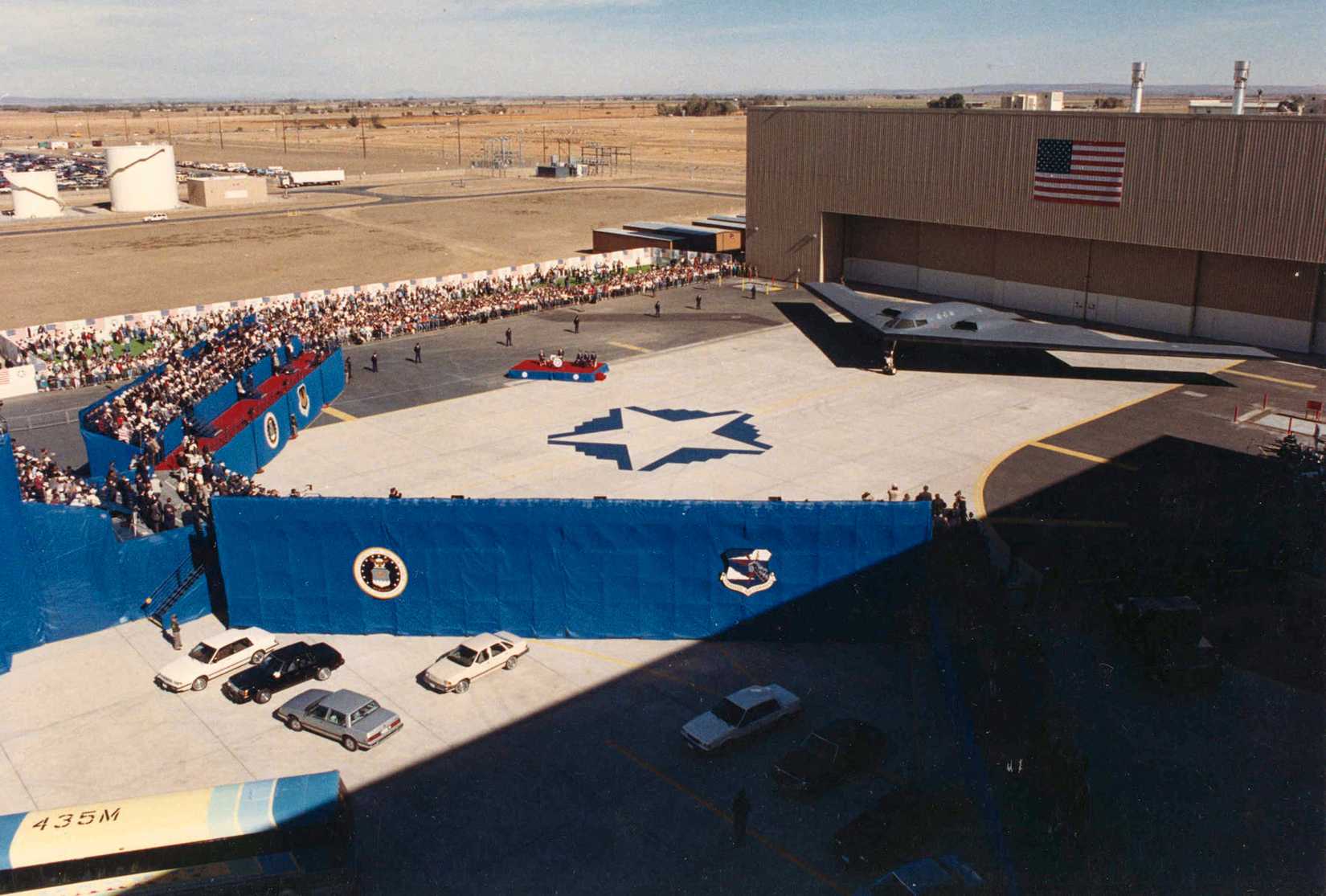 B-2_Spirit_Rollout_-_22_November_1988