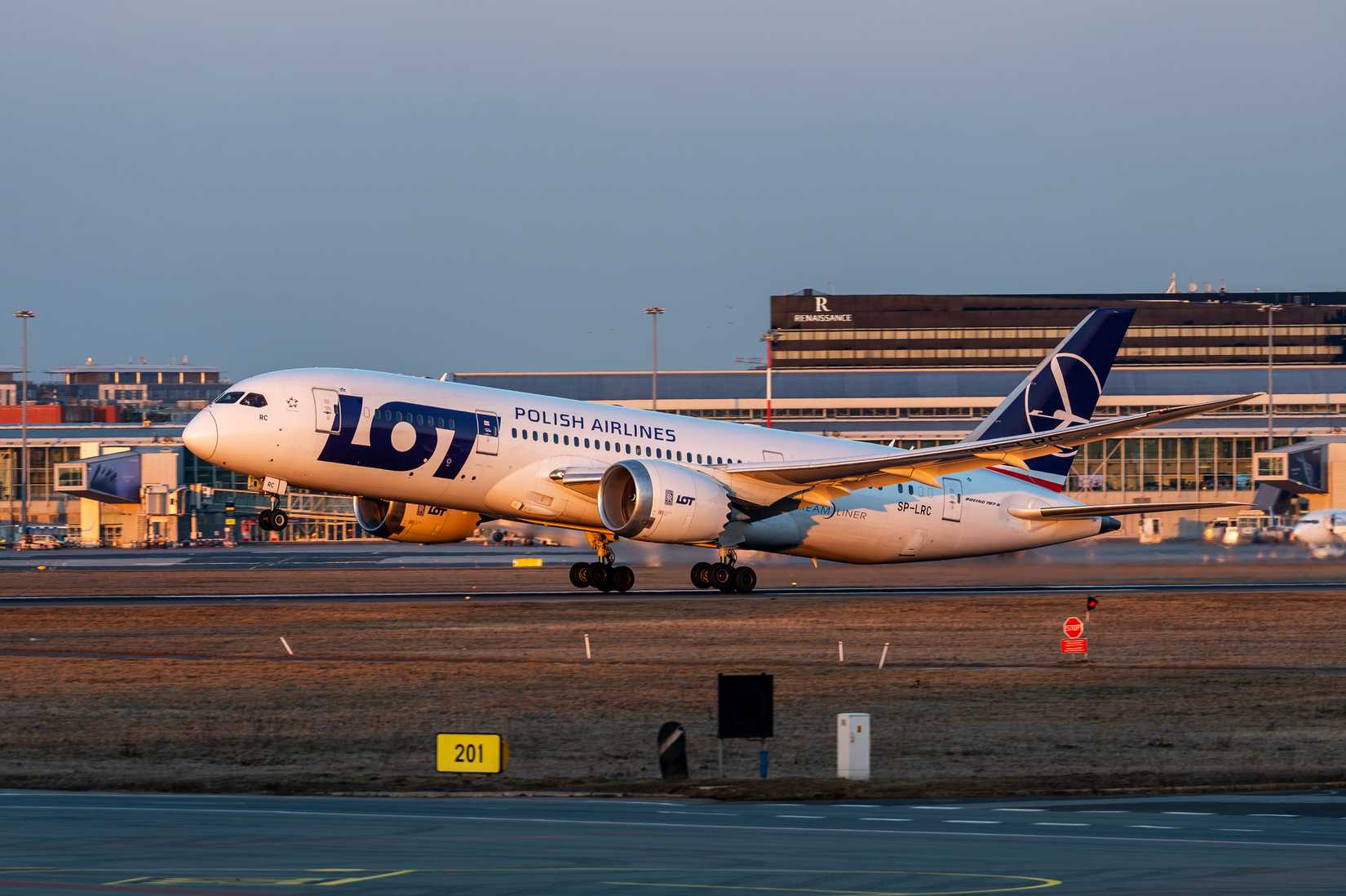 Boeing 787-8 Dreamliner - LOT Polish Airlines.