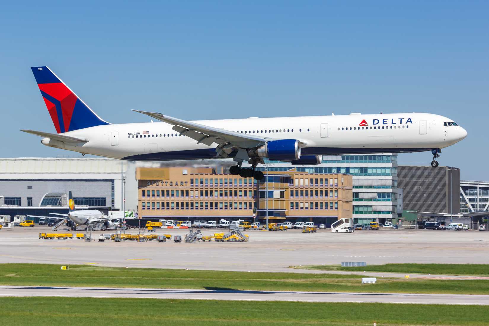 Delta B767-400ER about to land