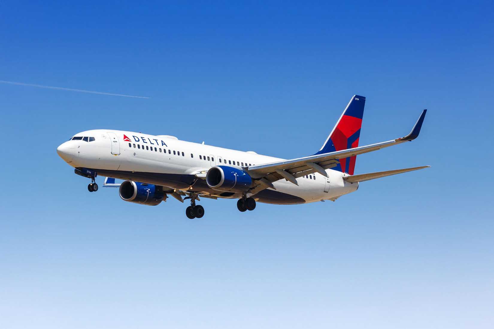 Delta Air Lines Boeing 737-900 on final approach