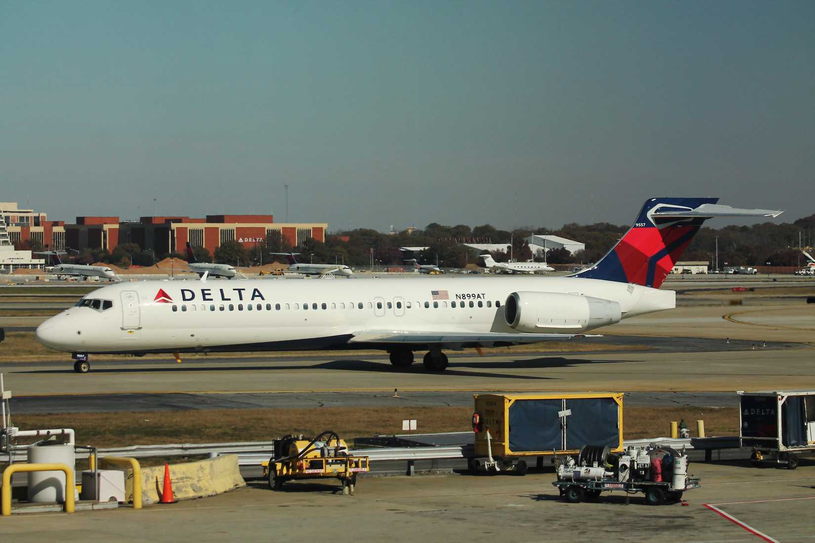 Delta Air Lines Boeing 717-200 Tire Blew Out On Takeoff, But The Pilots ...