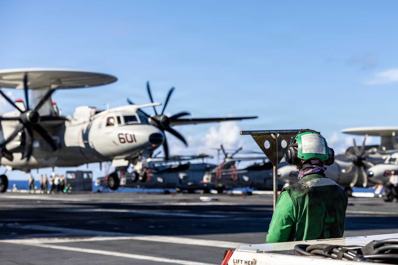 E-2D Hawkeye aircraft, attached to Airborne Command and Control Squadron 124, lands on the flight deck.