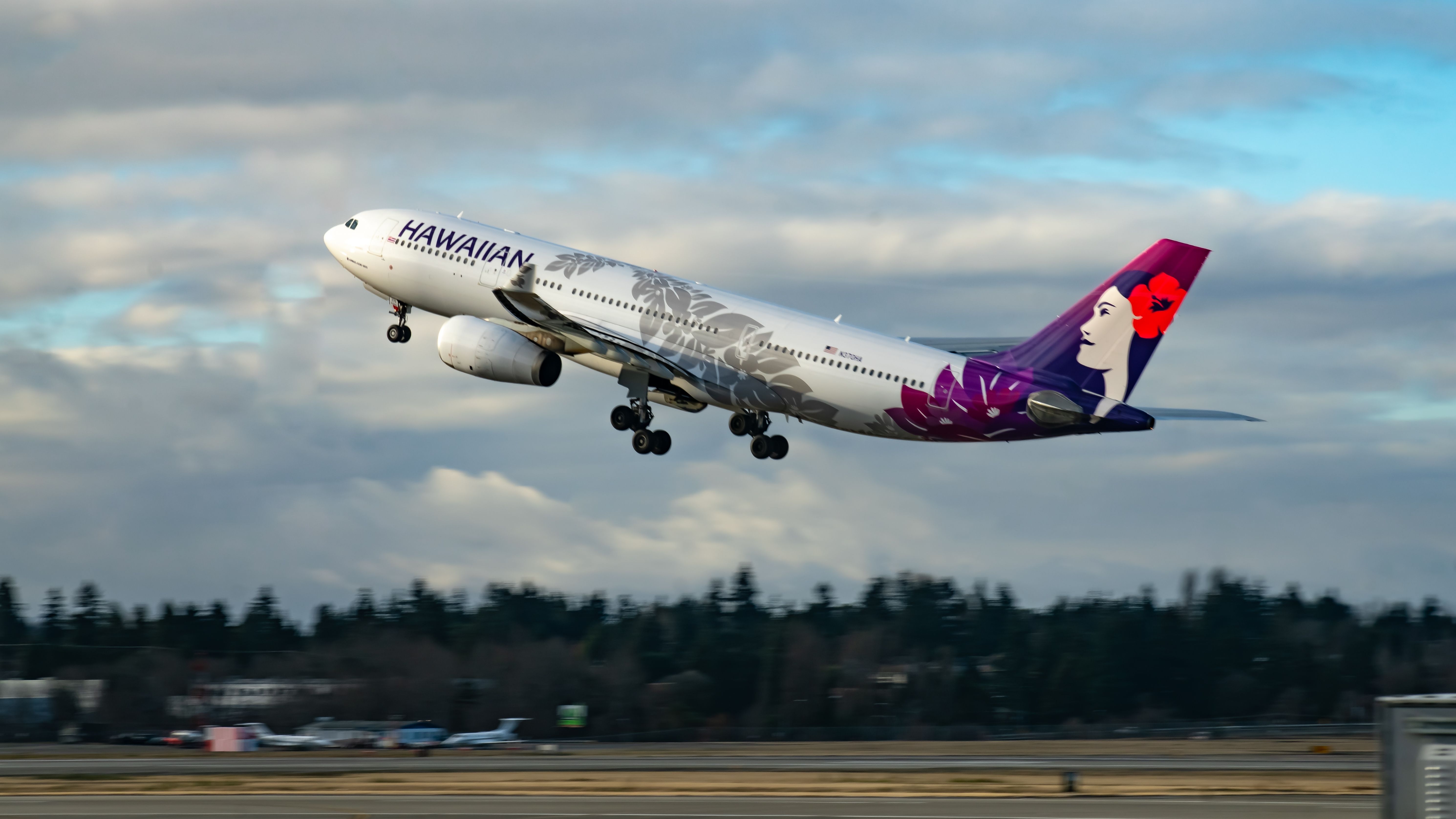 Hawaiian Airlines Marks oneworld Entry With Special 