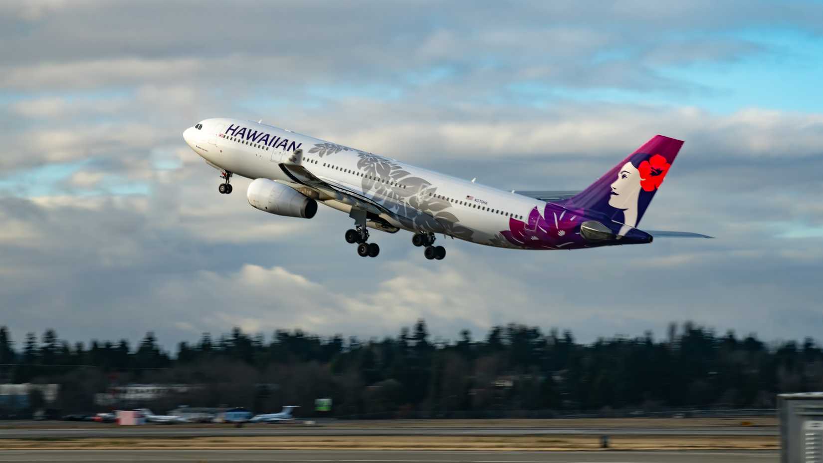 Hawaiian A330-200 taking off