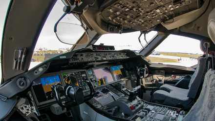 Here's What Pilots Notice First When Switching Between The Airbus A350 & Boeing 787 Cockpits
