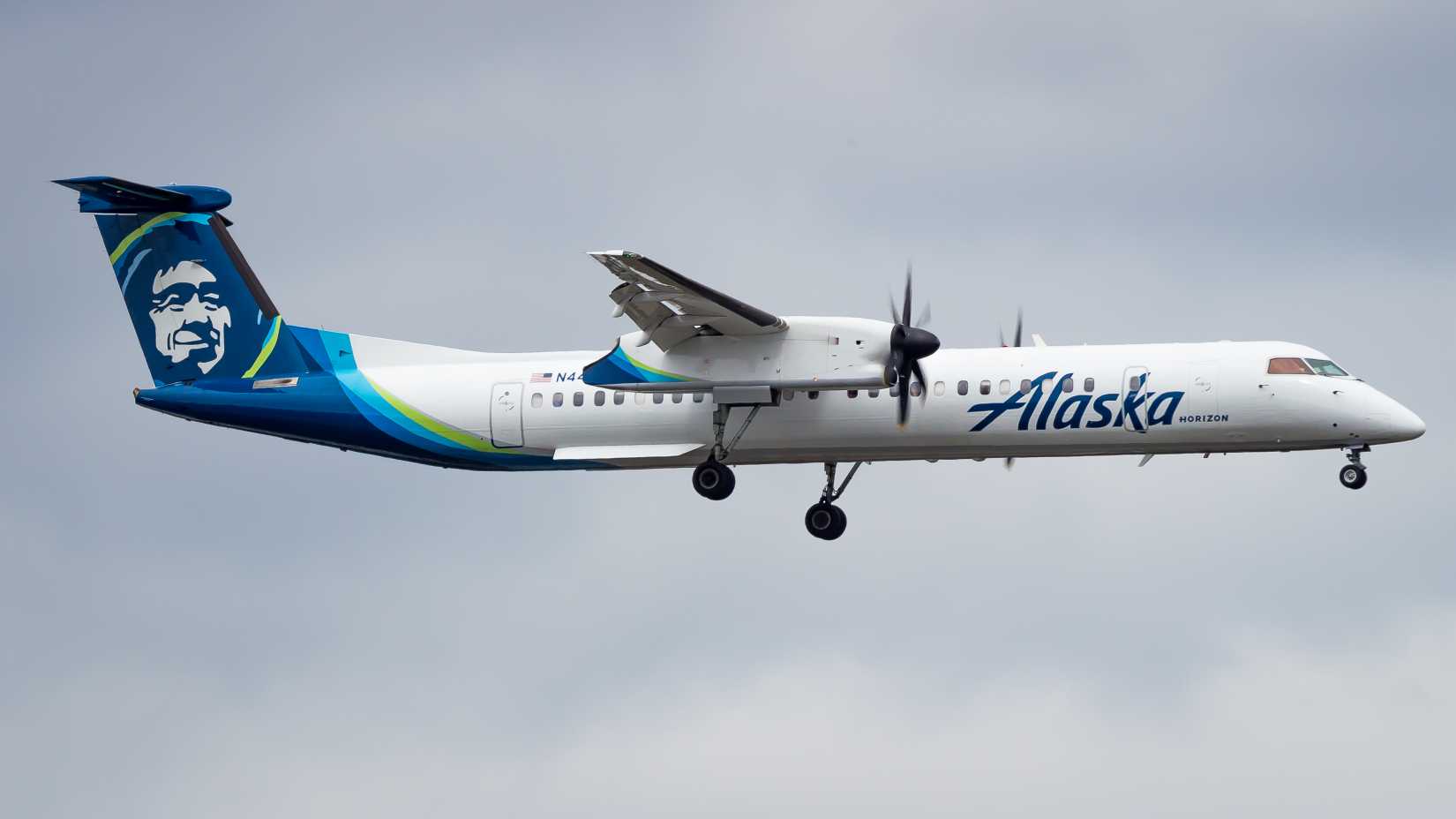 Horizon Air Q400 N449QX