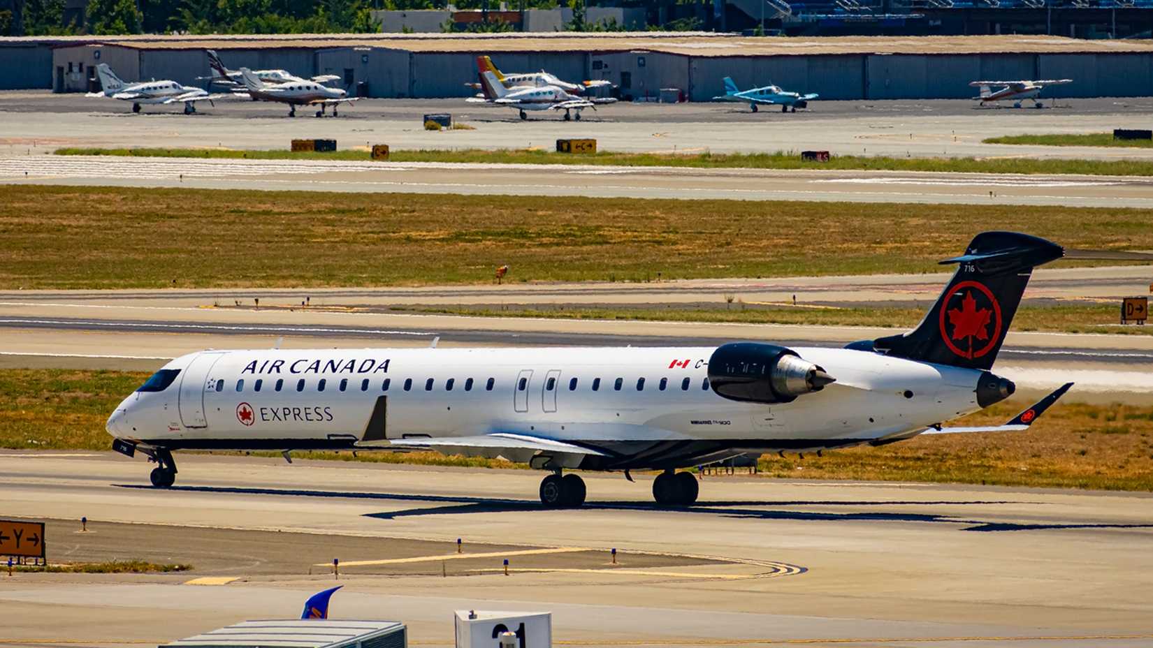 Jazz Air Bombardier CRJ-900.