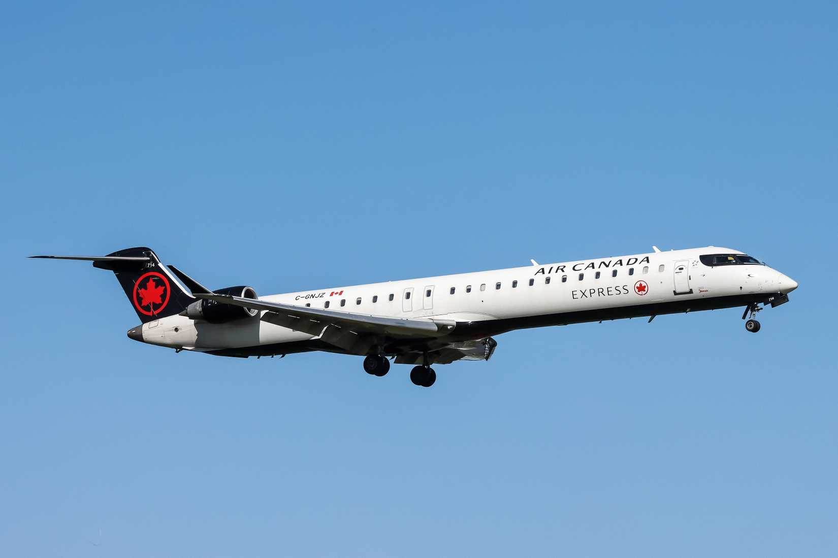 Mitsubishi_CRJ-900LR_(C-GNJZ)_Air_Canada_Express_Reagan_National_Airport