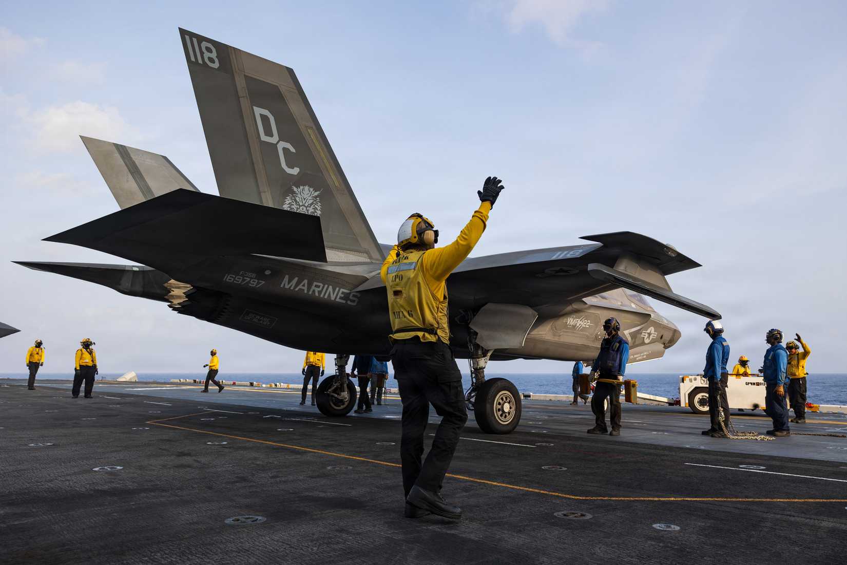 Sailors assigned to Wasp-class amphibious assault ship USS Boxer (LHD 4) direct a U.S. Marine Corps F-35B Lightning II assigned to Marine Fighter Attack Squadron (VMFA) 122.