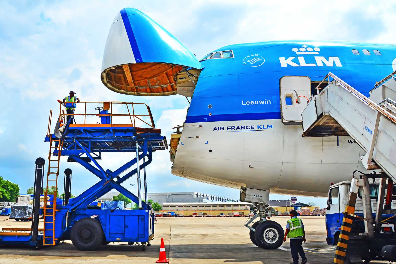 KLM Boeing 747-400 front-loading cargo