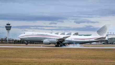 Qatar Amiri 747 Landing