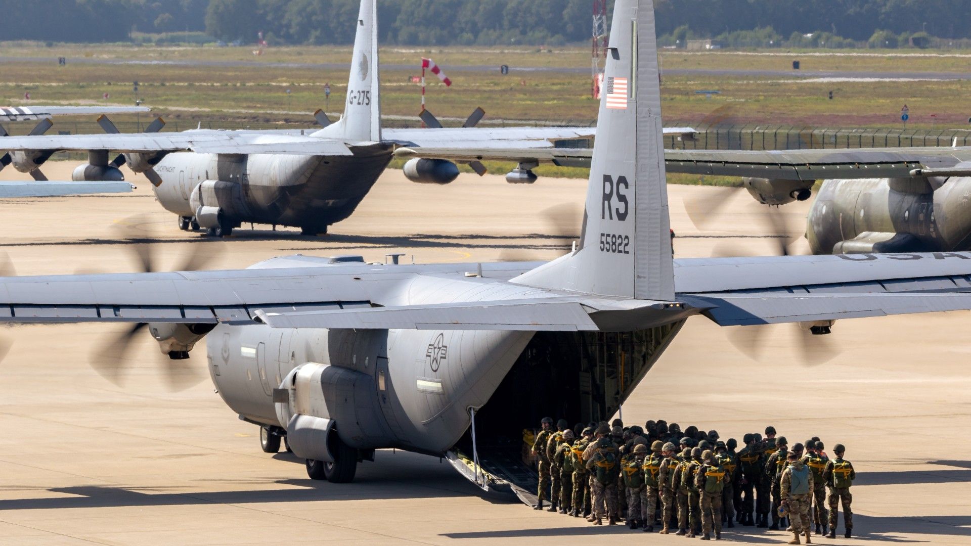 Paratroopers entering a US Air Force C-130 Hercules transport plane