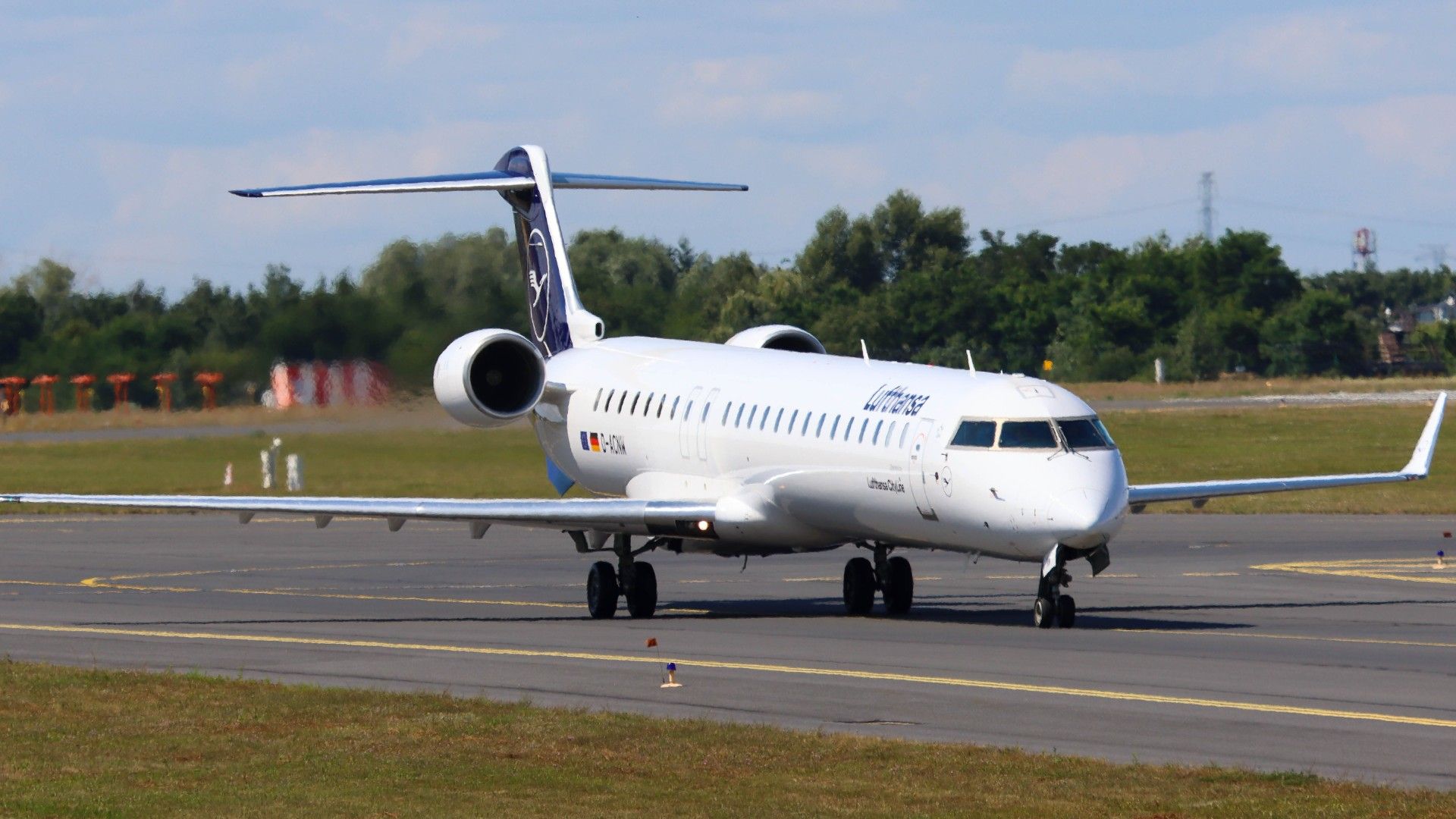 Lufthansa CRJ900 Taxiiing