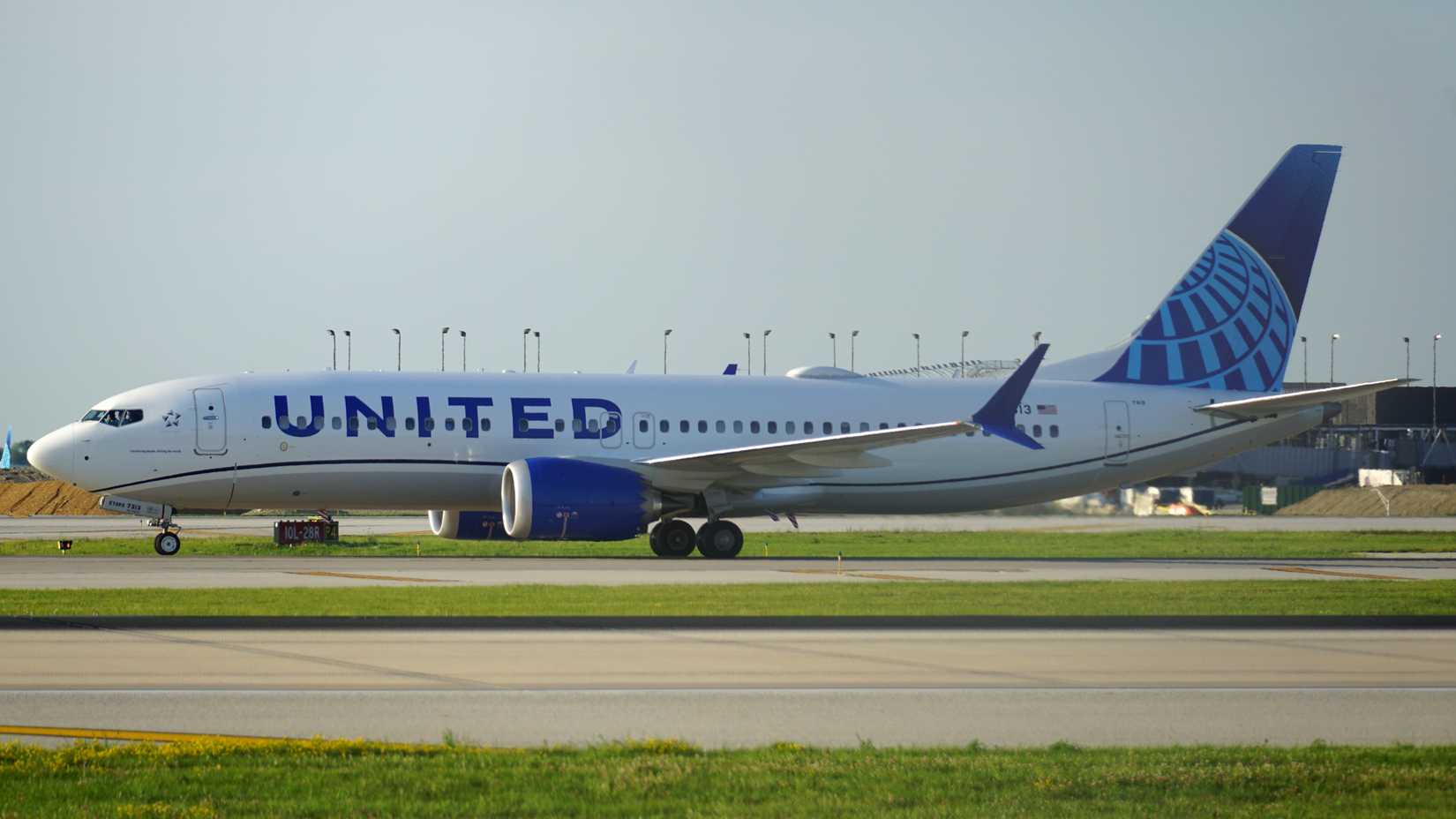 United 737 Taxiing In Chicago