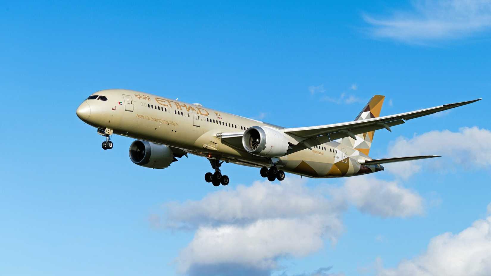 Etihad Boeing 787-9 landing