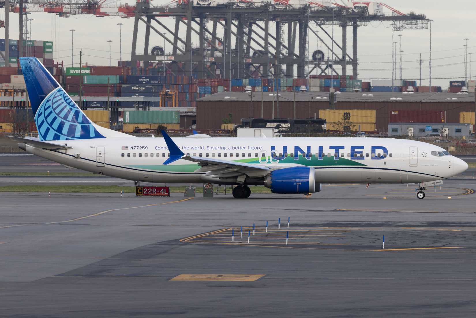 United 737 MAX 8 Taxiing