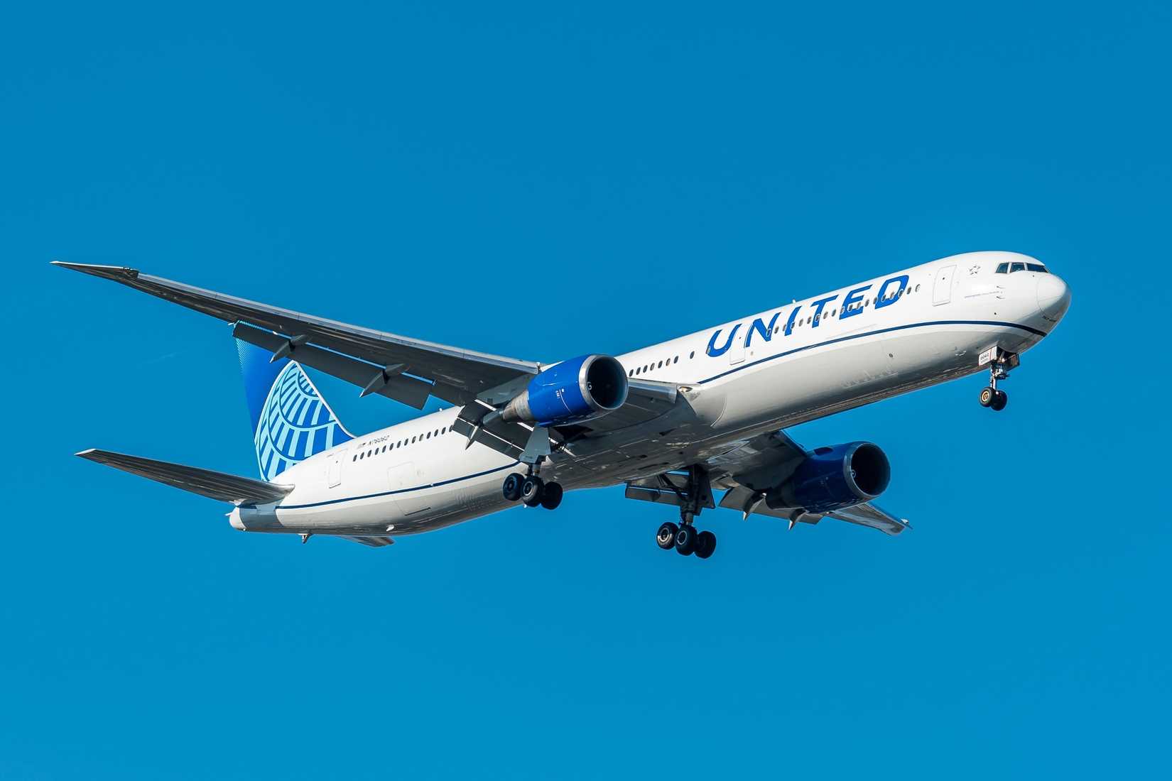 United Airlines Boeing 767-400 banking