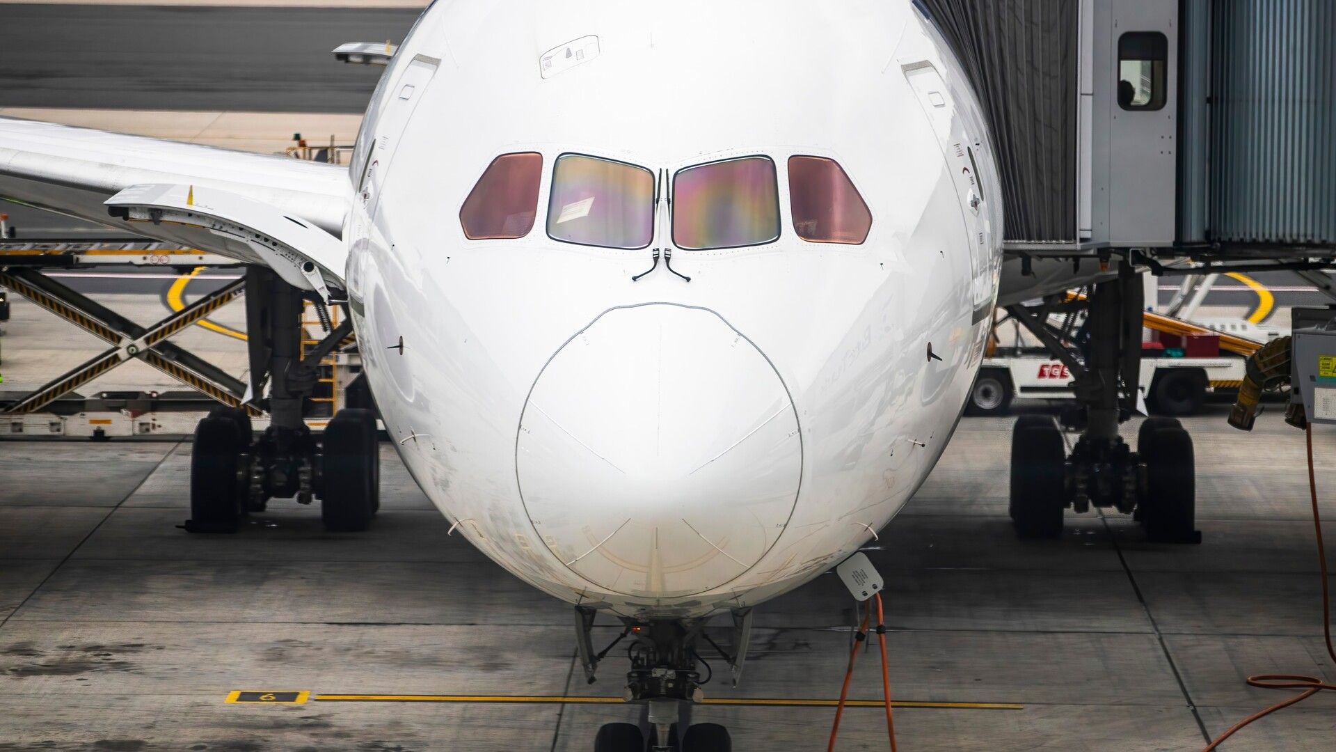 Boeing 787 at the gate