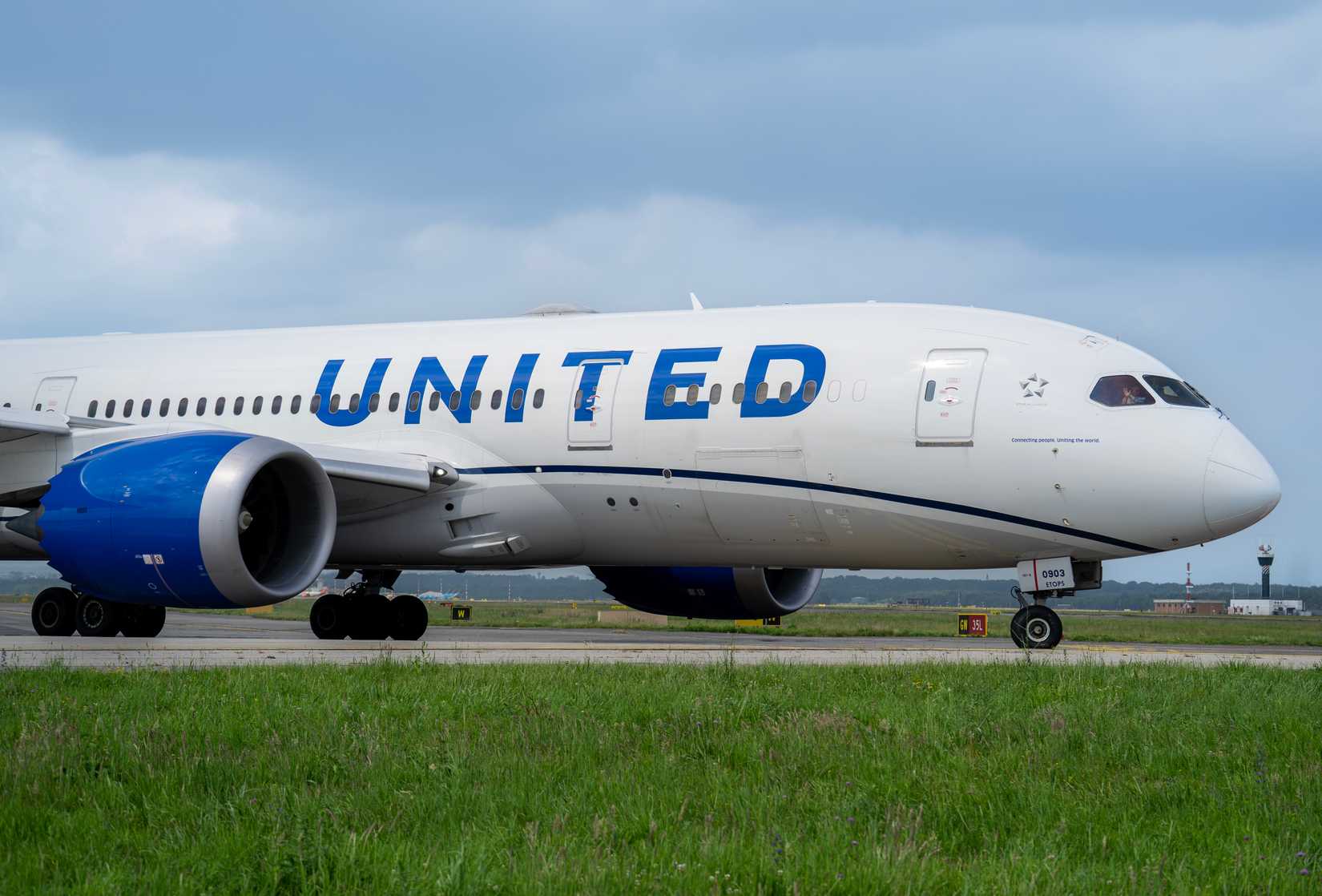 United Airlines Boeing 787 Taxiing