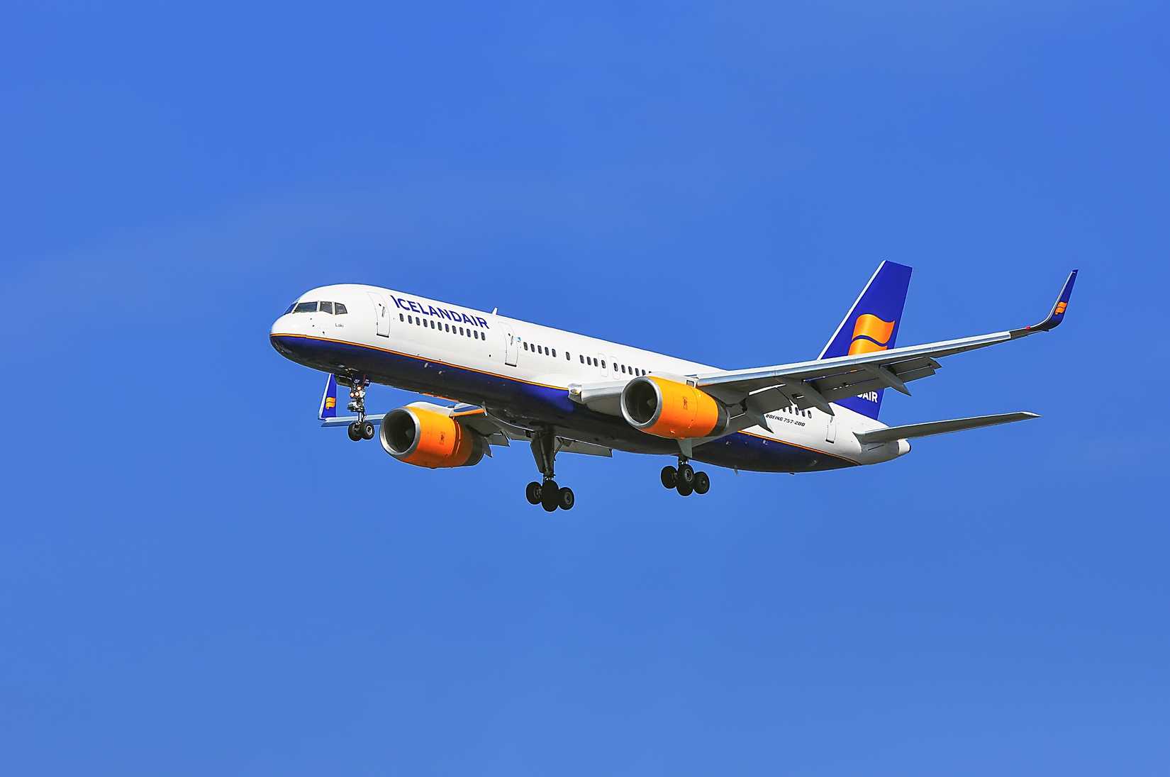 Icelandair Boeing 757-200 On Approach