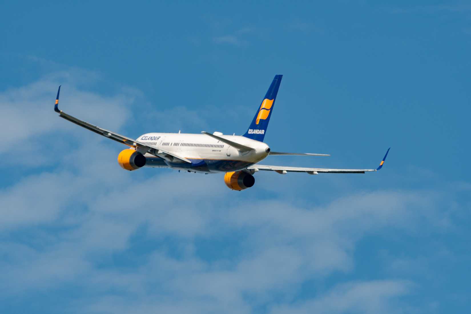 Icelandair Boeing 757-200 Banking
