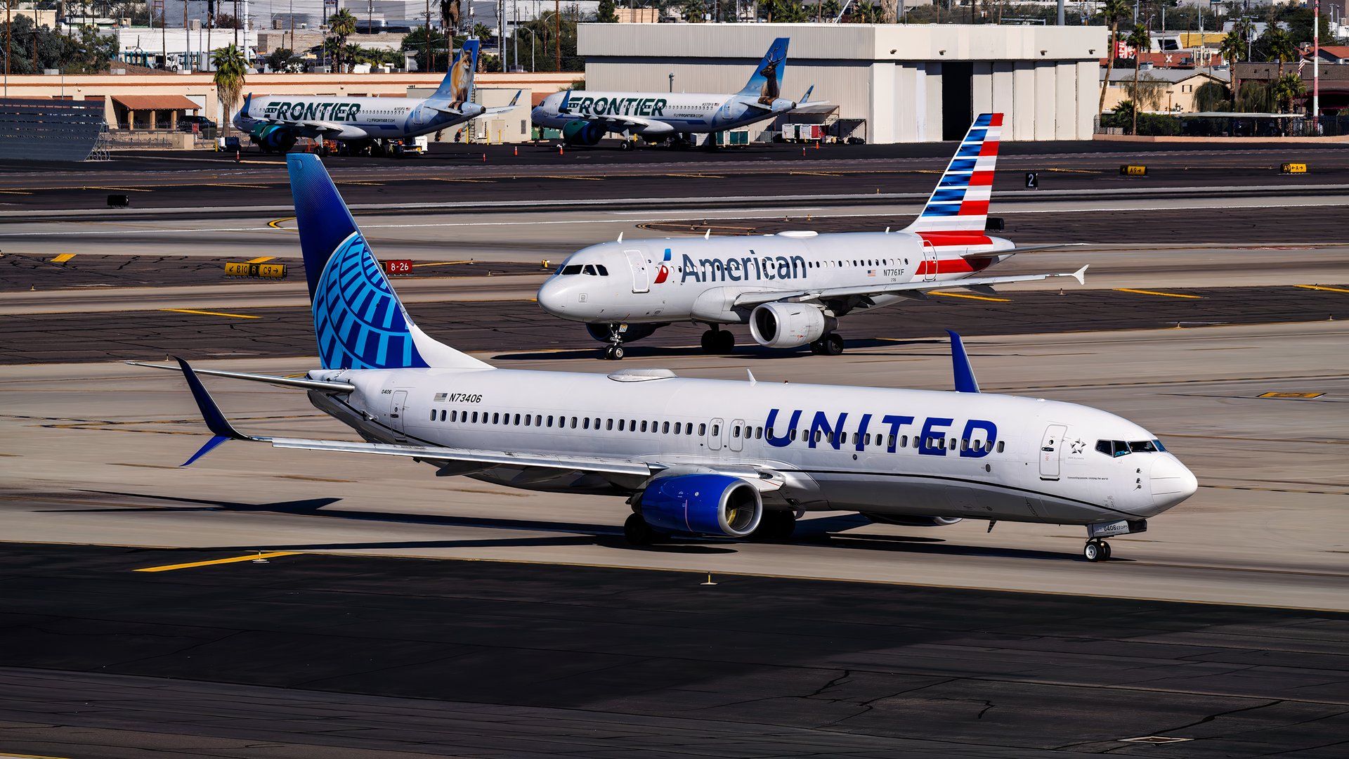 United Airlines Boeing 737-824 & American Airlines Airbus A319-112 at Phoenix Sky Harbor International Airport