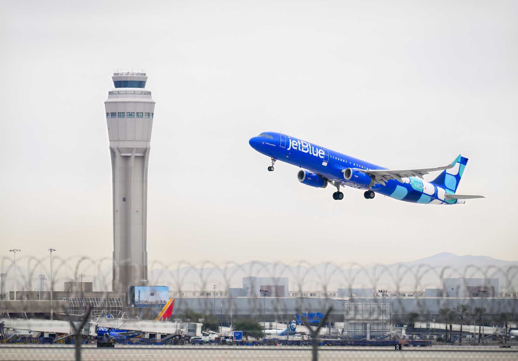 JetBlue Airbus A321-231 taking off from Harry Reid International Airport