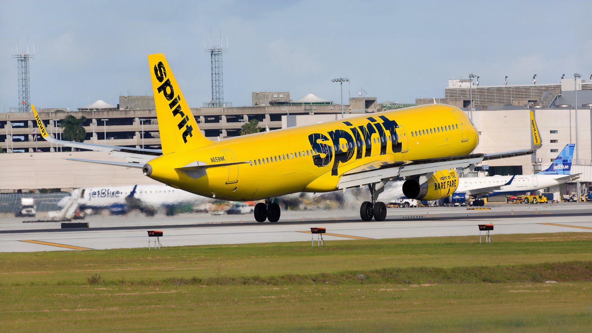 Spirit Airlines Airbus A321 landing.