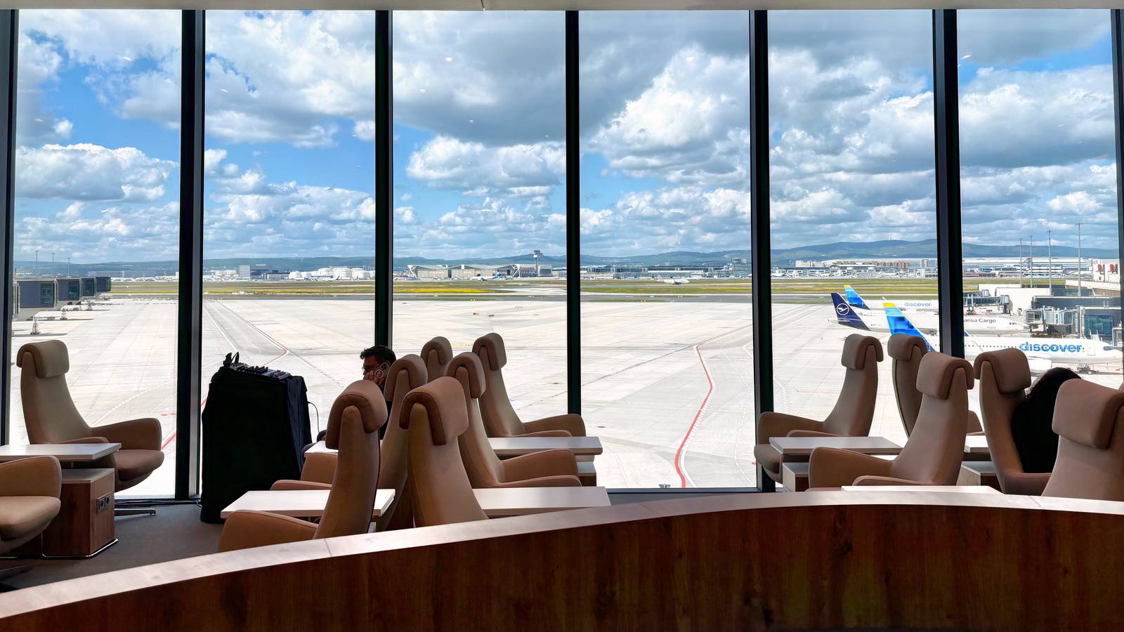 SkyTeam's New Frankfurt Lounge Offers a 550m² Front-Row Seat to the Tarmac