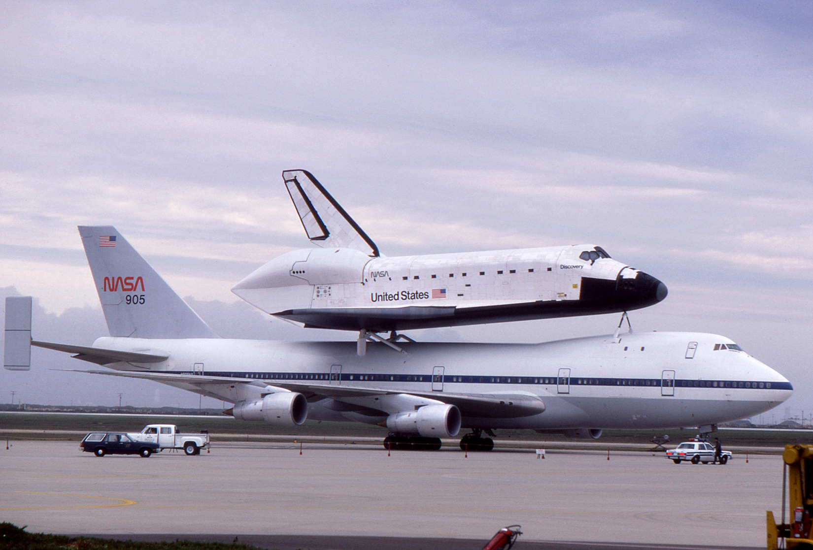 Space Shuttle Discovery and SCA 905 on the ramp at Vandenberg AFB, 6 Nov 1983
