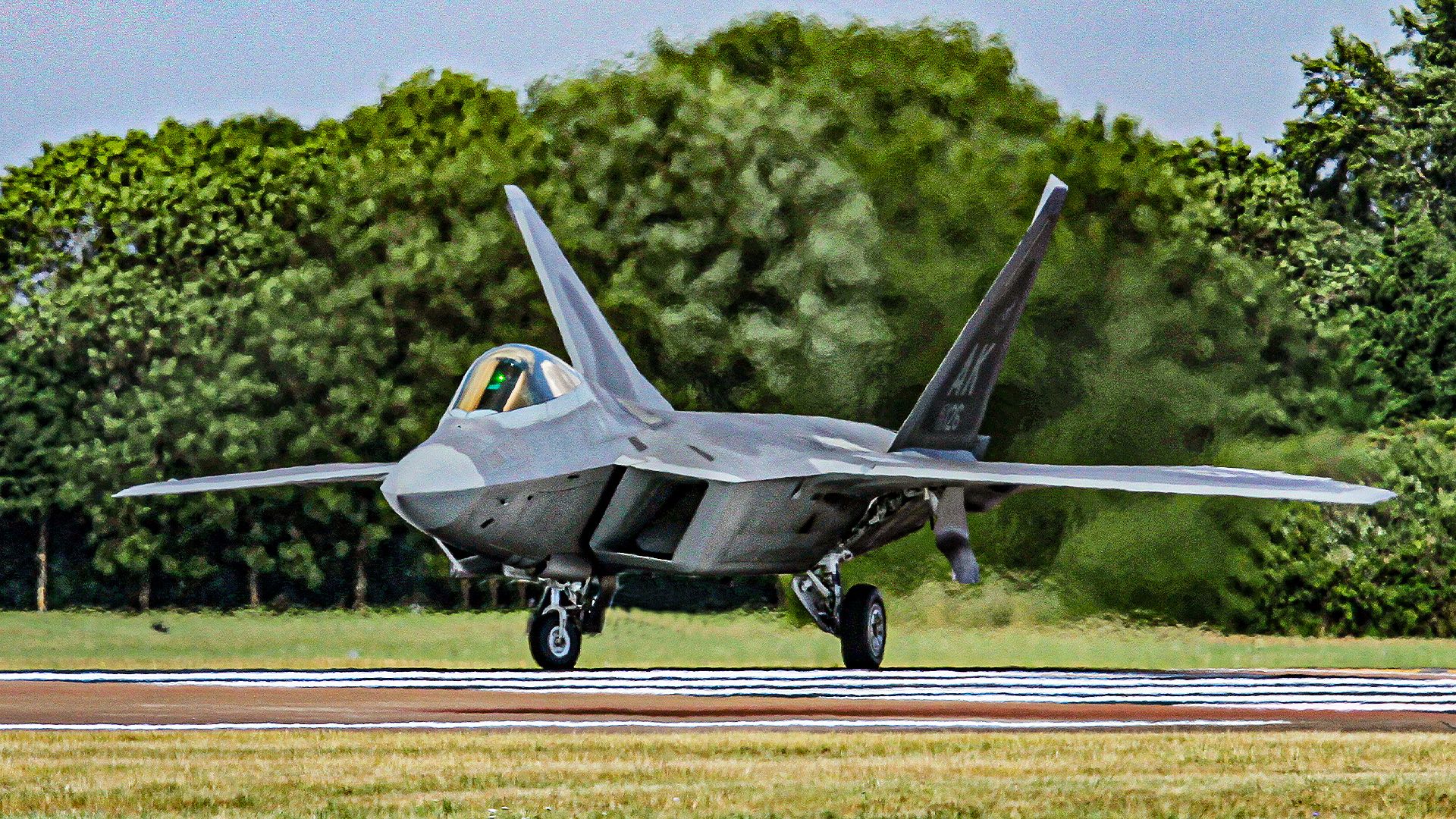 How The F-22 Raptor's Cockpit Layout Supports Stealth Mission Awareness