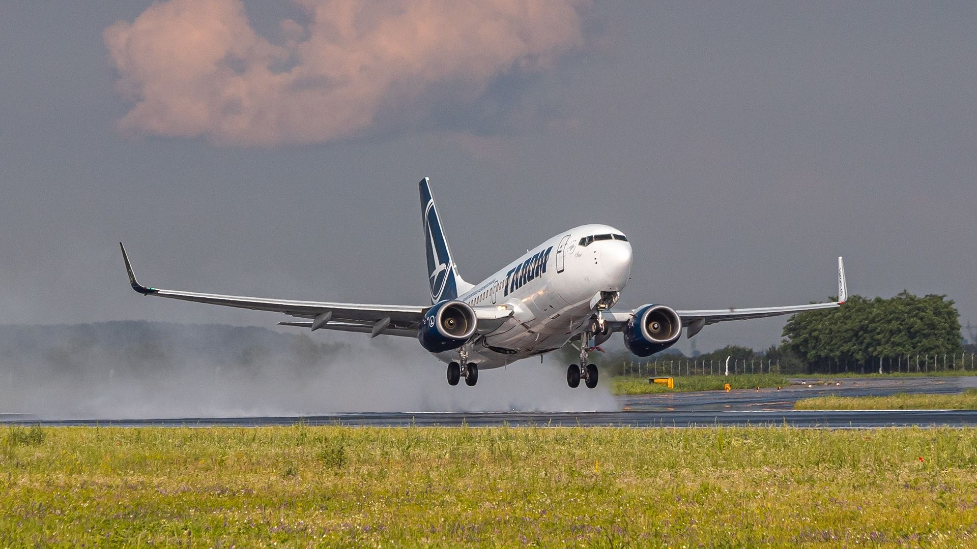Boeing 737 Co-Pilot Collapsed At 35,000ft After Zero Sleep