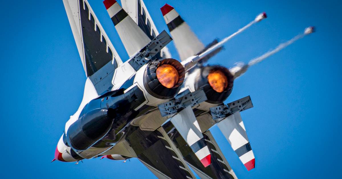 How Do The Thunderbirds Fly So Close Together Without Colliding?