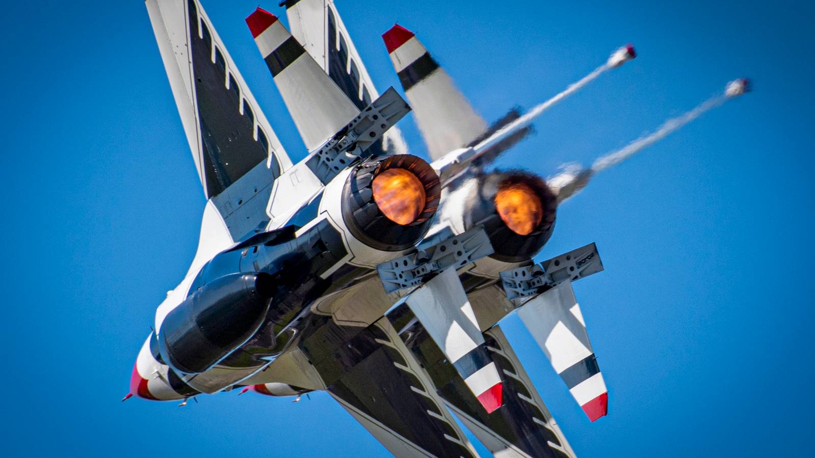 Como os Thunderbirds da Força Aérea voam tão perto sem colidir?