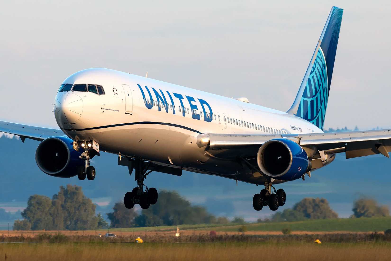 United 767-300ER landing