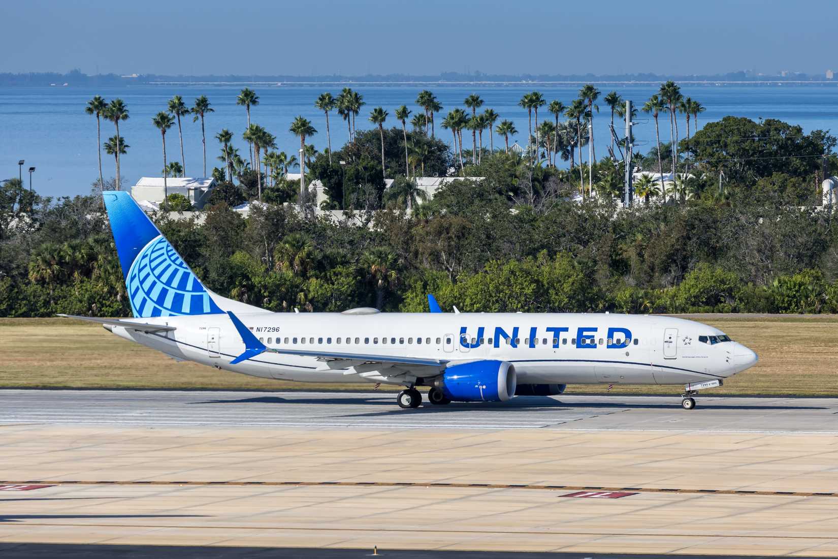 United Airlines 737 MAX 8 taxiing at Tampa