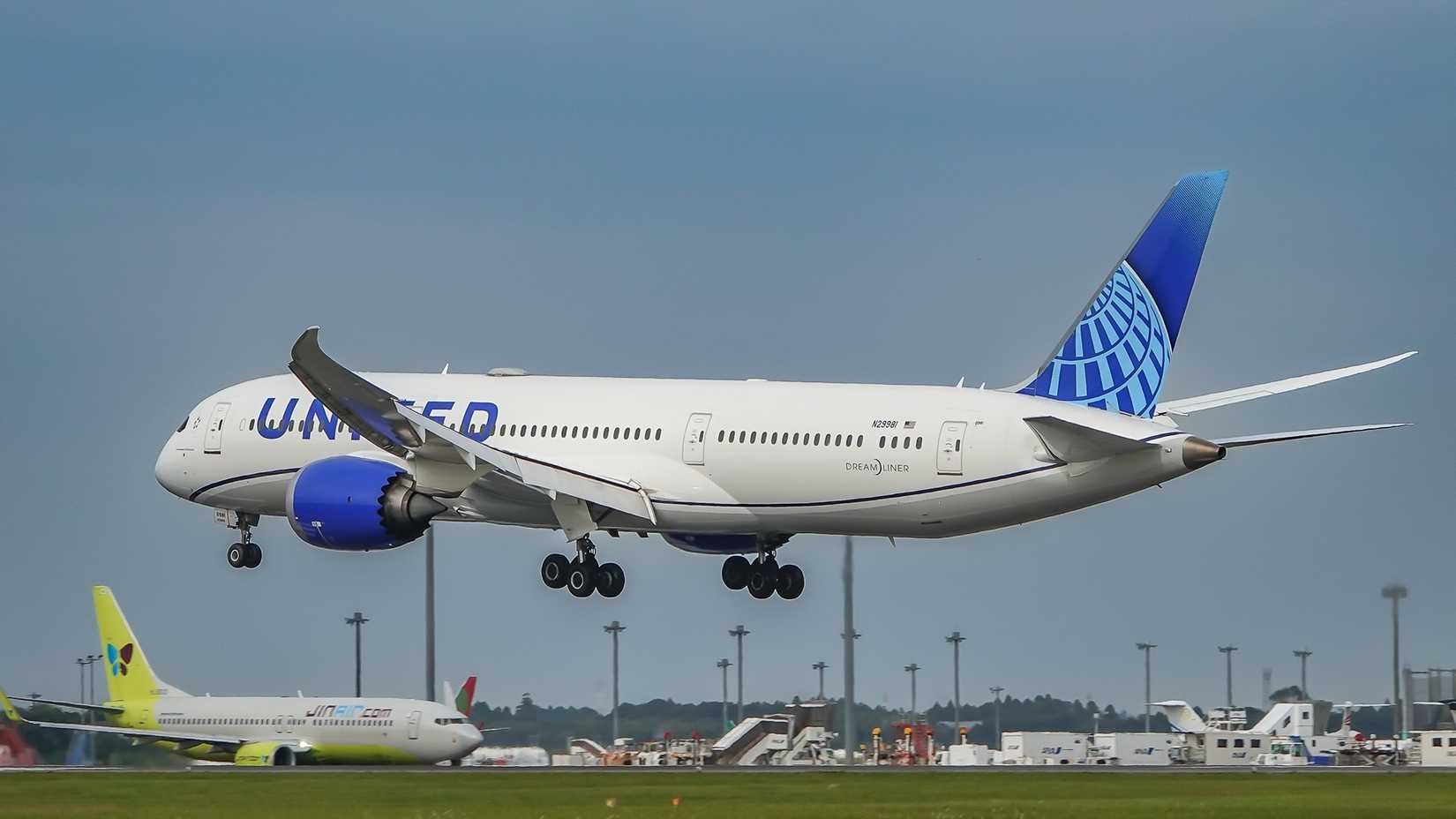 United Airlines 787-9 coming into land