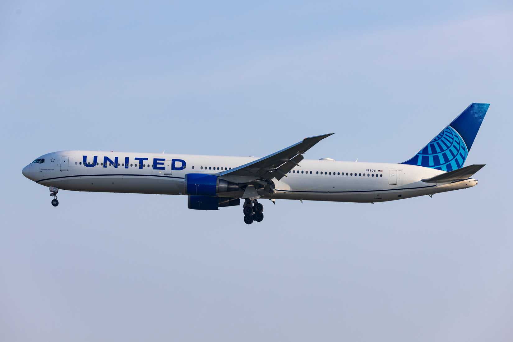 United Airlines Boeing 767-400ER flying across clear skies