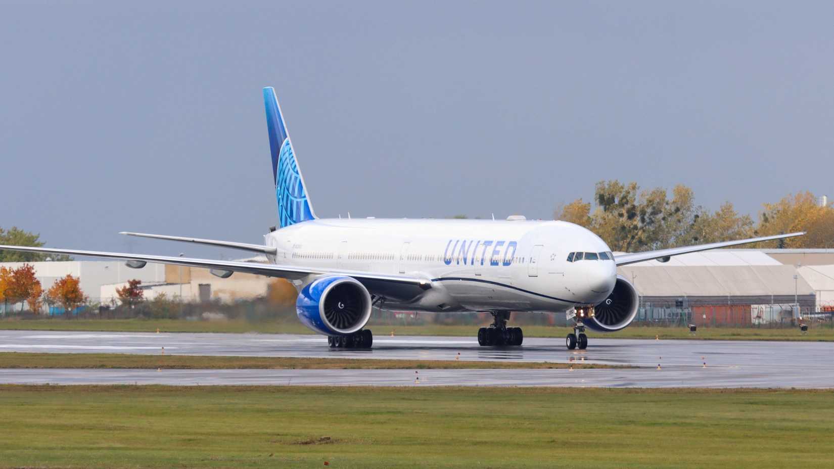 Un taxi Boeing 777-300ER d'United Airlines atterrit à Poznan, en Pologne.