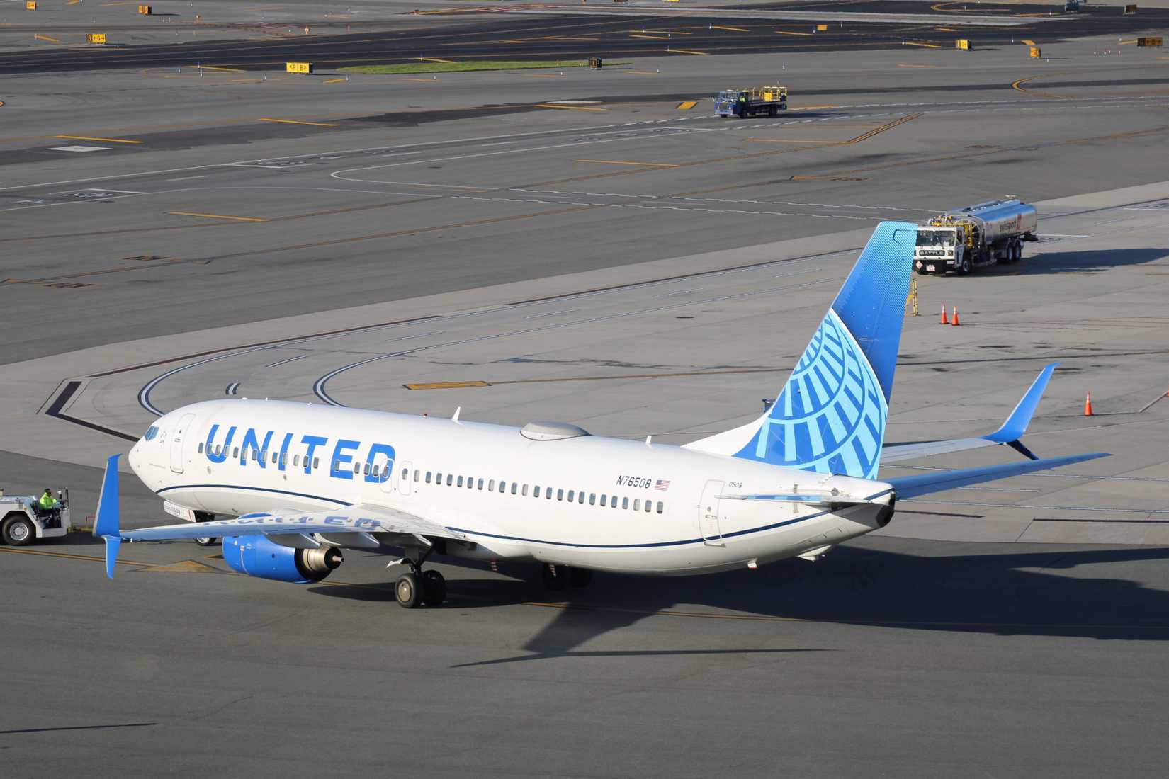 United Boeing 737-800 taxiing